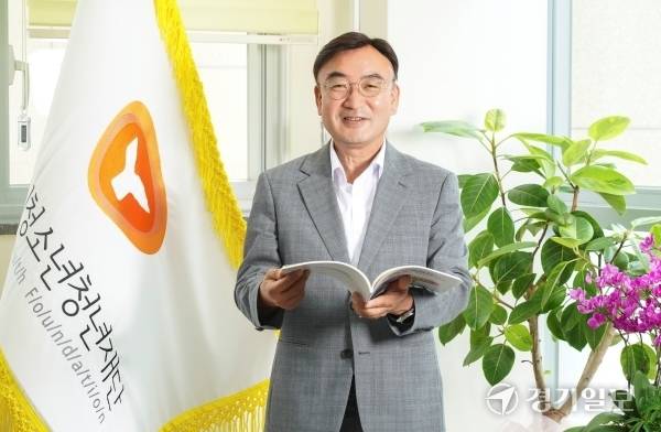 최종진 수원시청년청소년재단 이사장이 경기일보와의 인터뷰에서 재단의 활동 내용과 앞으로의 목표를 밝히고 있다. 홍기웅기자
