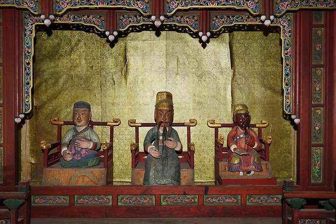 동묘에 모셔진 관우, 유비, 장비 상.