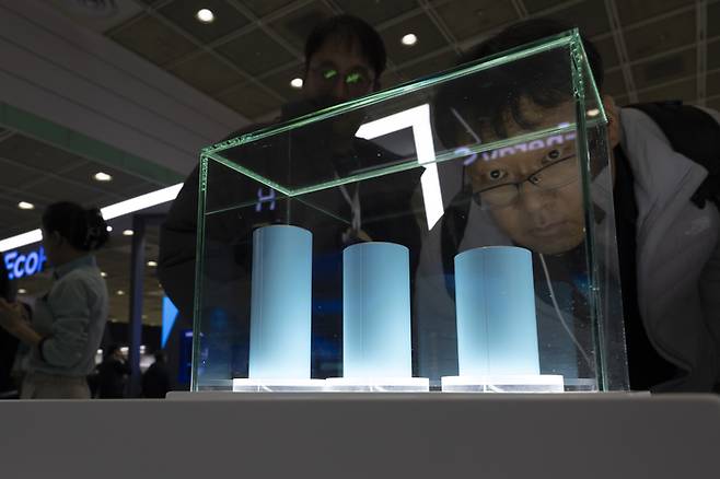 지난 3월 서울 강남구 코엑스에서 열린 인터배터리 2025의 LG에너지솔루션 부스에 46시리즈 배터리가 전시돼 있다. [연합뉴스]