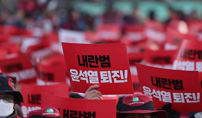 울산시 남구 태화강역 광장에서 열린 민주노총 울산지역본부의 총파업 결의대회에서 조합원들이 윤석열 대통령 퇴진을 촉구하는 구호를 외치고 있다. 연합뉴스
