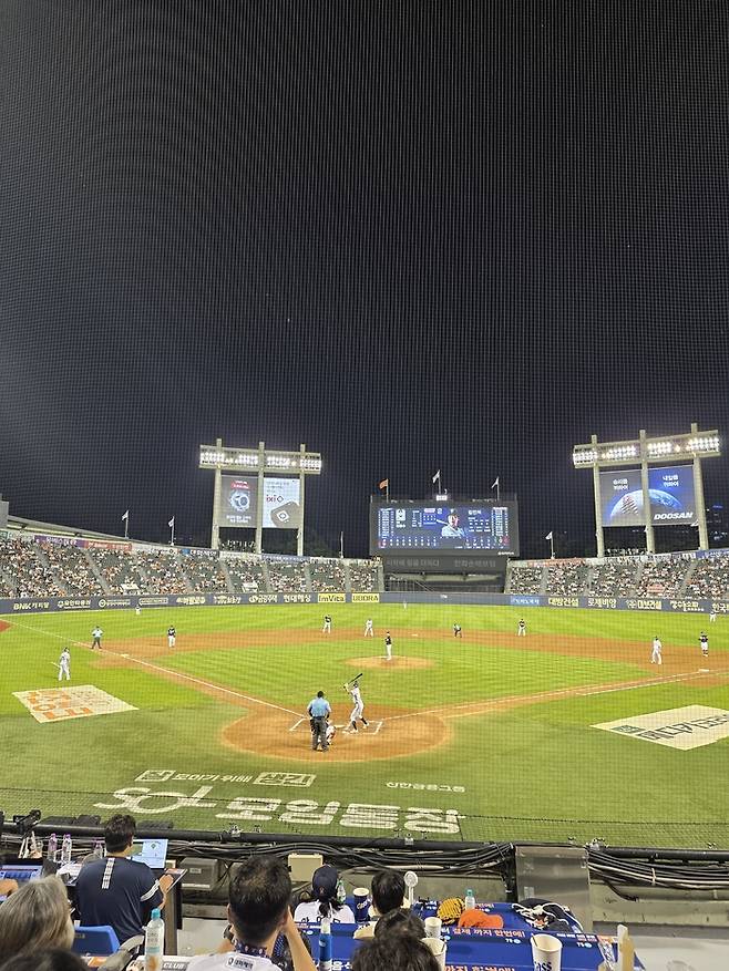갤럭시 Z플립7으로 촬영한 야간 야구장 전경. [사진=안서진 기자]