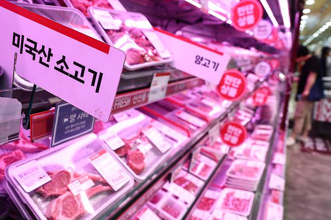미국의 상호 관세 협상 마감 시한을 앞두고 30개월 이상 소고기나 쌀 등 국내 농축산물 시장 개방이 대미 협상 테이블에 오른것으로 알려졌다. 사진은 27일 서울 시내 한 대형마트에 진열된 미국산 소고기. [사진 = 뉴스1]