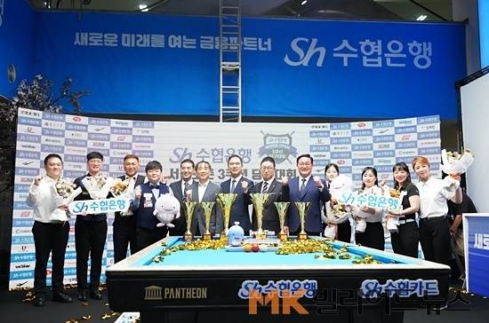 대회 주최측 인사와 수상자들이 시상식에서 단체촬영하고 있다.