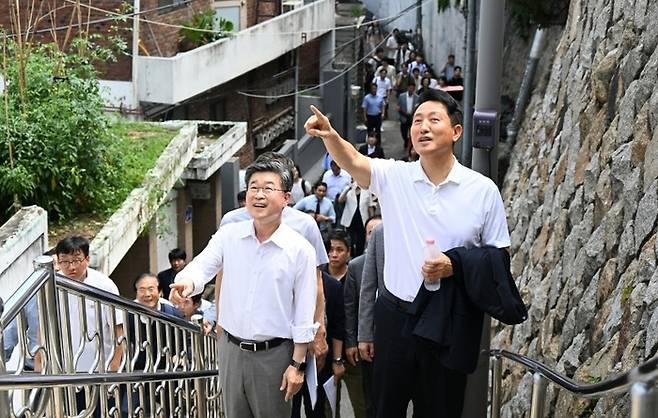 오세훈 서울시장이 24일 서울 중구 신당9구역 재개발 사업 현장을 점검하고 있다. (서울시 제공)
