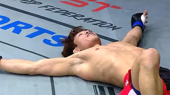 오호택이 2022년 4월 브레이브CF 58에서 UFC 4경기 출신 롤란도 디를 1라운드 3분 29초 맨손조르기로 제압한 후 감격하고 있다. 사진=BRAVE Combat Federation