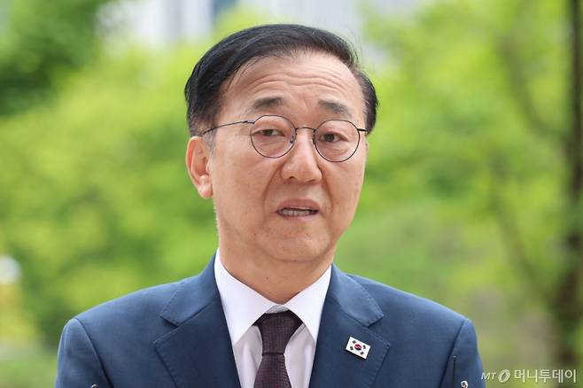 [과천=뉴시스] 권창회 기자 = 김윤덕 국토교통부 장관 후보자가 15일 오전 경기 과천시 정부과천청사로 출근하며 취재진 질의에 답하고 있다. 2025.07.15. kch0523@newsis.com /사진=권창회