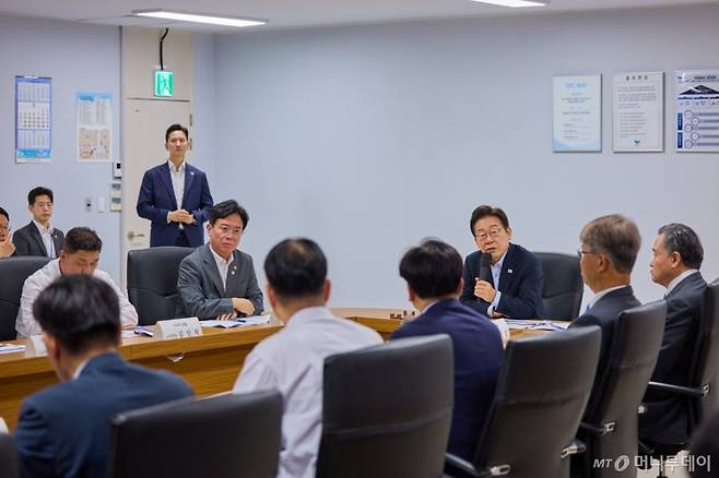 (서울=뉴스1) 이재명 기자 = 이재명 대통령이 지난 25일 경기 시흥시 SPC삼립 시화공장에서 열린 '산업재해 근절 현장 노사간담회'에서 발언을 하고 있다. (이재명 대통령 SNS. 재판매 및 DB금지) 2025.7.26/뉴스1  Copyright (C) 뉴스1. All rights reserved. 무단 전재 및 재배포,  AI학습 이용 금지. /사진=(서울=뉴스1) 이재명 기자