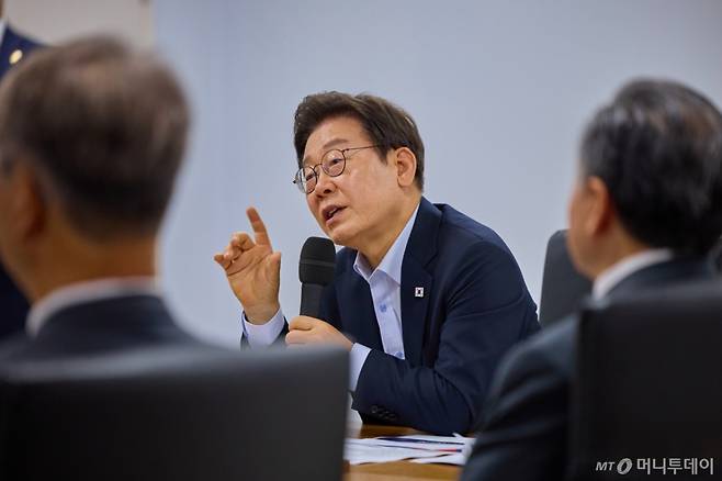 (서울=뉴스1) 허경 기자 = 이재명 대통령이 25일 경기 시흥시 SPC삼립 시화공장에서 열린 '산업재해 근절 현장 노사간담회'에서 발언하고 있다. (대통령실 제공. 재판매 및 DB 금지) 2025.7.25/뉴스1  Copyright (C) 뉴스1. All rights reserved. 무단 전재 및 재배포,  AI학습 이용 금지. /사진=(서울=뉴스1) 허경 기자