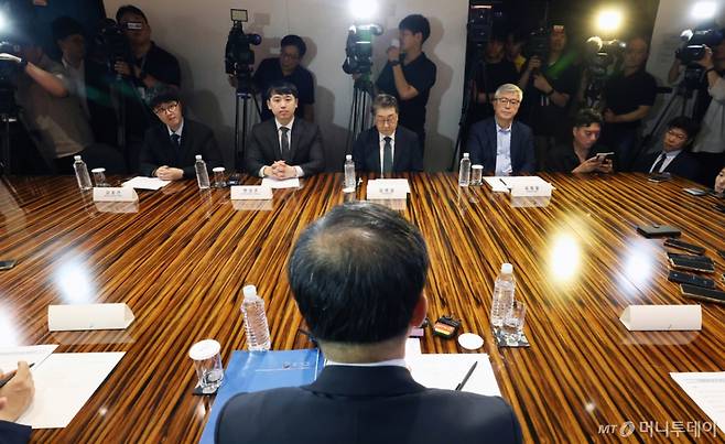 [서울=뉴시스] 김진아 기자 = 25일 오전 서울 중구 더플라자호텔에서 열린 수련협의체 제1차 회의에서 김원섭 수련병원협의회장(오른쪽 두번째)과 한성존 대한전공의협의회 비상대책위원장(왼쪽 두번째) 등 의료계 참석자들이 이형훈 보건복지부 2차관의 모두발언을 경청하고 있다.  (공동취재) 2025.07.25. photo@newsis.com /사진=김진아