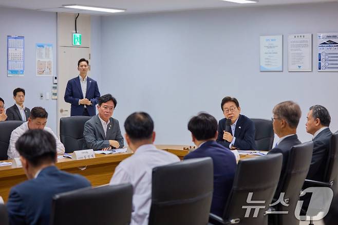 이재명 대통령이 지난 25일 경기 시흥시 SPC삼립 시화공장에서 열린 '산업재해 근절 현장 노사간담회'에서 발언을 하고 있다. (이재명 대통령 SNS. 재판매 및 DB금지) 2025.7.26/뉴스1