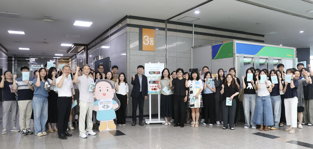 지난 24일 안형준(카운트다운 시계 왼쪽 첫번째) 통계청 차장과 통계청 직원들이 대전정부청사에서 2025년 인구주택총조사 100일을 앞두고 철처한 준비를 다짐하고 있다.  통계청 제공