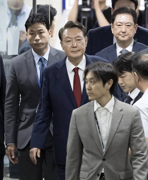 윤석열 전 대통령이 지난 9일 서울 서초구 서울중앙지법에서 열린 직권남용 등 혐의 영장실질심사(구속 전 피의자 심문)를 마친 뒤 대기 장소인 서울구치소로 이동하기 위해 법원을 나서고 있다. 뉴시스