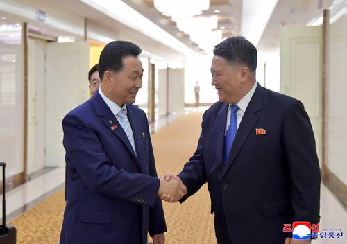 북한에서 입법부 격인 최고인민회의 박인철의장을 단장으로 하는 최고인민회의대표단이 스위스의 제네바에서 진행되는 제6차 세계국회의장대회에 참가하기 위해 지난 26일 평양을 출발했다고 조선중앙통신이 27일 보도했다. 평양국제비행장에서 최고인민회의 맹경일 부의장이 전송했다. 연합뉴스
