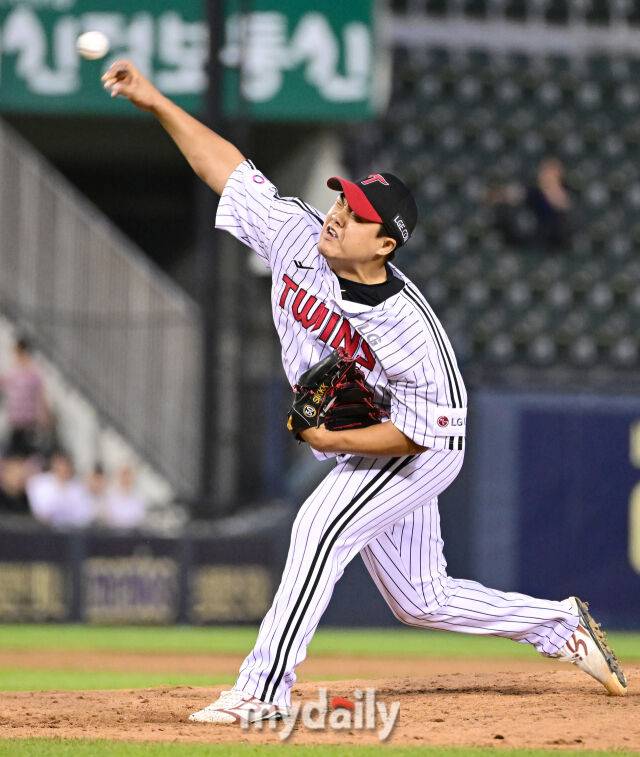 2025년 7월 10일 오후 서울 잠실구장에서 '2025 신한 SOL뱅크 KBO 리그' 키움 히어로즈와 LG 트윈스의 경기. LG 장현식이 5회초 1사 1루서 구원등판해 역투하고 있다./마이데일리