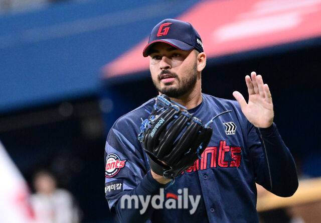 2025년 7월 24일 오후 서울 고척스카이돔에서 열린 '2025 신한 SOL뱅크 KBO 리그' 롯데 자이언츠와 키움 히어로즈의 경기. 롯데 선발투수 감보아가 7이닝 무실점 투구를 한 뒤 기뻐하고 있다./마이데일리