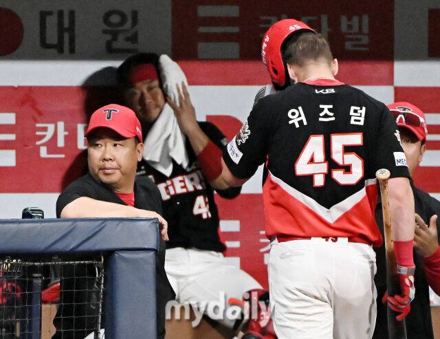 25일 오후 서울 고척동 고척스카이돔에서 진행된 '2025 프로야구 KBO리그' 키움히어로즈와 KIA타이거즈의 경기. 기아 위즈덤이 9회초 무사 만루서에서 삼진을 당한 뒤 덕아웃으로 향하고 있다./마이데일리