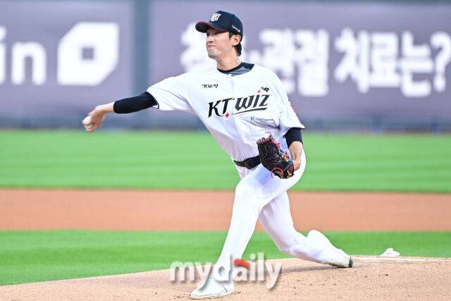 3일 경기도 수원 KT위즈파크에서 열린 '2025 신한 SOL BANK KBO리그' 키움 히어로즈와 KT 위즈 경기. KT 선발 고영표가 힘차게 투구하고 있다./마이데일리