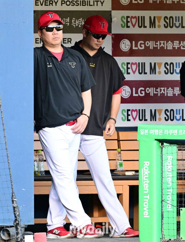 29일 오후 서울 잠실야구장에서 진행된 '2025 프로야구 KBO리그' KIA-LG의 경기. 기아 이범호 감독이 경기를 지켜보고 있다./마이데일리