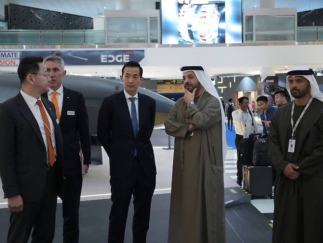 김동관(왼쪽 세번째) 한화그룹 부회장이 올해 2월 UAE에서 열린 방산 전시회 IDEX 2025에서 EDGE 그룹 대표이사(CEO)인 파이살 알 반나이(왼쪽 네번째)와 업무 미팅을 진행했다. [한화 제공]