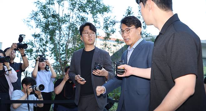윤상현 국민의힘 의원이 27일 서울 종로구 광화문 kt웨스트 김건희 특검 사무실로 향하며 취재진 질문에 답하고 있다. [연합]