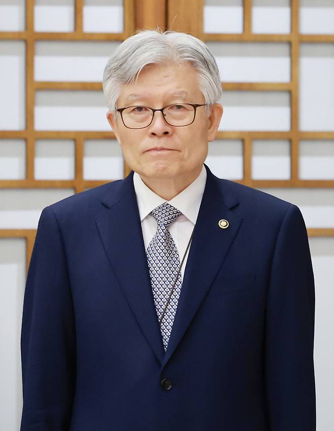 최동석 인사혁신처장이 지난 23일 서울 용산 대통령실 청사에서 열린 임명장 및 위촉장 수여식에 참석하고 있다. [연합]