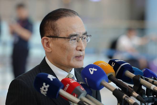 지난 20일 미국을 방문했던 위성락 국가안보실장이 24일 인천국제공항 제2여객터미널을 통해 귀국해 취재진의 질문에 답변하고 있다. [연합]