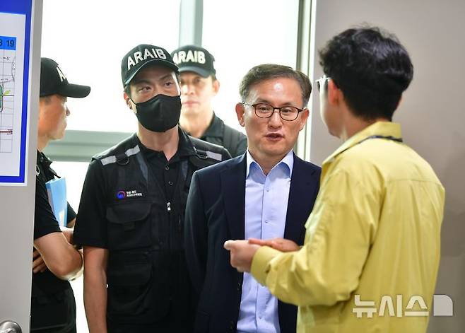 [무안=뉴시스] 이현행 기자= 권진회 국토교통부 항공·철도사고조사위원장이 19일 오후 전남 무안국제공항에서 예정된 12·29 제주항공 여객기 참사의 엔진 사고조사 결과 브리핑을 위해 기다리고 있다. 이날 브리핑은 유족의 반대로 무산됐다. 2025.07.19. lhh@newsis.com