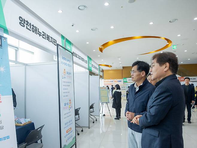 [서울=뉴시스]  양천구 취업박람회에서 참여 기관 부스를 살펴보는 이기재구청장. 2025.07.27. (사진=양천구 제공) *재판매 및 DB 금지
