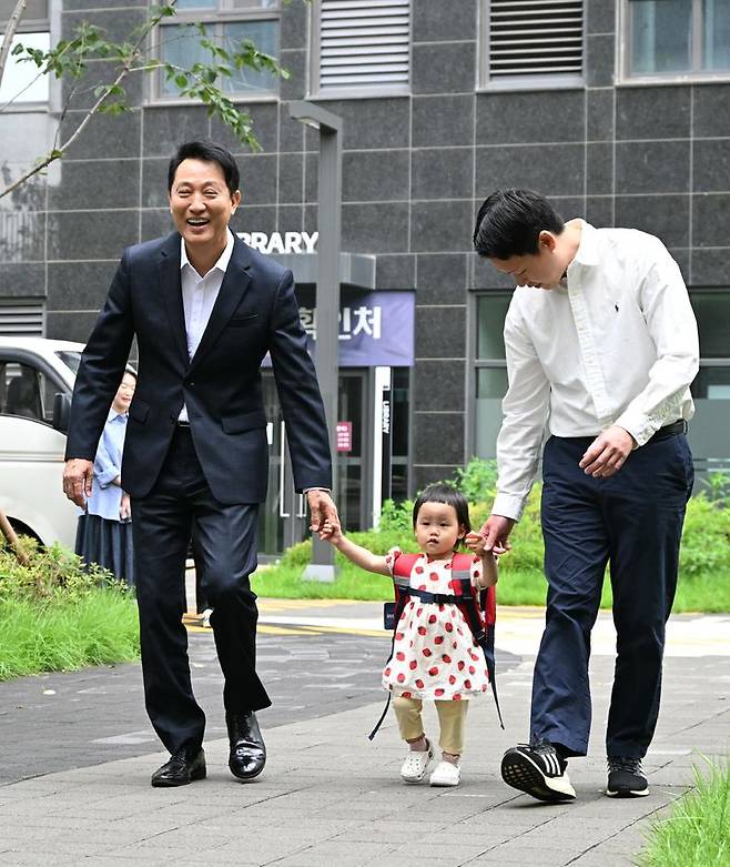 [서울=뉴시스] 오세훈 서울시장이 15일 서울 광진구 자양동 롯데캐슬 이스트폴 '미리내집'에 입주한 신혼부부 가정을 찾아 입주자 자녀의 등원을 돕고 있다. (사진=서울시 제공) 2025.07.15. photo@newsis.com *재판매 및 DB 금지