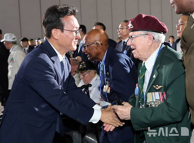 [고양=뉴시스] 김명원 기자 = 김민석 국무총리가 27일 경기 고양시 일산킨텍스에서 열린  2025 유엔군 참전의 날 기념식에서 참전용사와 인사를 나누고 있다. (공동취재) 2025.07.27. photo@newsis.com