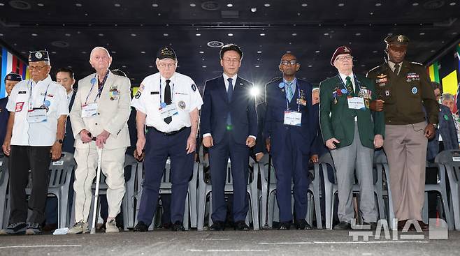 [고양=뉴시스] 김명원 기자 = 김민석 국무총리가 27일 오전 경기 고양시 일산 킨텍스 제2전시장에서 열린 유엔군 참전의 날 기념식에서 손희원 대한민국 6.25 참전유공자 회장, 제이비어 T. 브런슨 유엔군사령부 사령관 및 유엔참전용사(4개국 6명 등 참석자들과 함께 순국선열에 대한 묵념을 하고 있다. 이날 행사에는 6.25참전용사, 참전국 주한 외교사절, 유엔군 관계자 등 1000여명이 참석했다.. (공동취재) 2025.07.27. photo@newsis.com