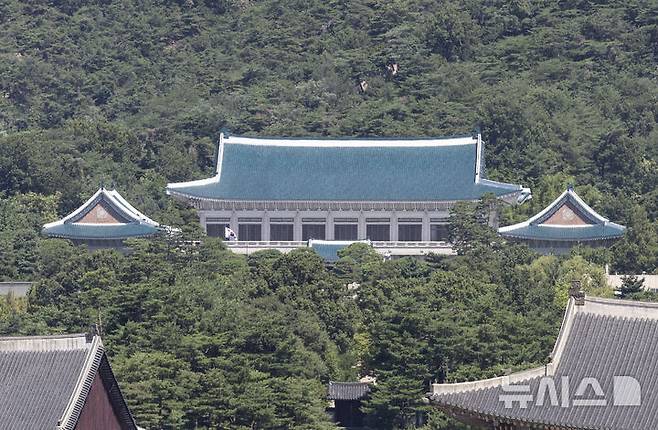 [서울=뉴시스] 김근수 기자 = 청와대 국민개방 마지막 주말인 27일 서울 종로구 대한민국역사박물관에서 청와대 본관 모습이 보이고 있다. 2025.07.27. ks@newsis.com