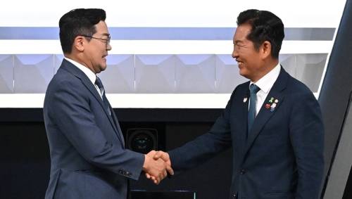 2차 토론회에서 악수하는 정청래ㆍ박찬대 후보 [연합뉴스 자료제공]