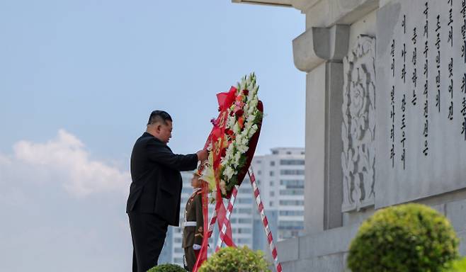 김정은 북한 국무위원장이 조국해방전쟁승리 72주년(7월 27일)을 맞아 지난 26일 6·25전쟁 참전 중국군을 추모하는 우의탑을 찾았다고 조선중앙통신이 27일 보도했다. 연합뉴스