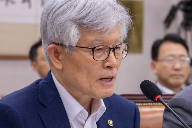 최동석 인사혁신처장이 22일 국회에서 열린 국회 법제사법위원회 전체 회의에 출석해 의원 질의에 답하고 있다. 연합뉴스