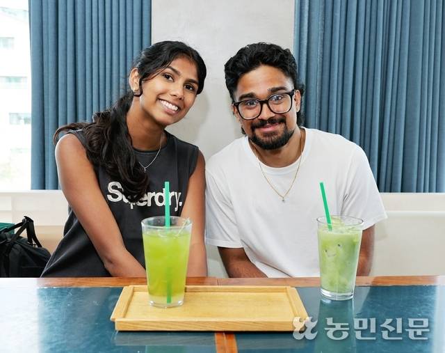 한국 말차맛에 반한 캐나다인 관광객 소냐 수잔씨(왼쪽)와 라훌 앤톤씨. 김원철 프리랜서 기자