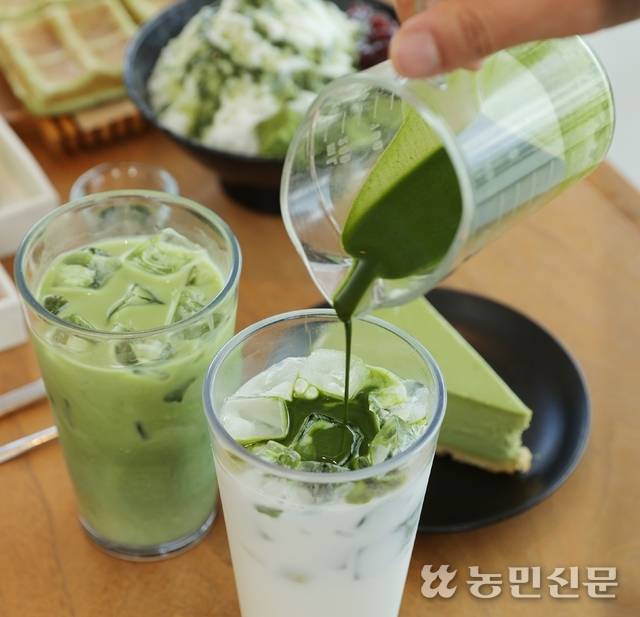 말차·우유·설탕이 만나 탄생한 말차라테는 파스텔톤 연두색과 달콤 쌉싸름한 맛으로 눈과 입을 모두 사로잡는다. 김원철 프리랜서 기자