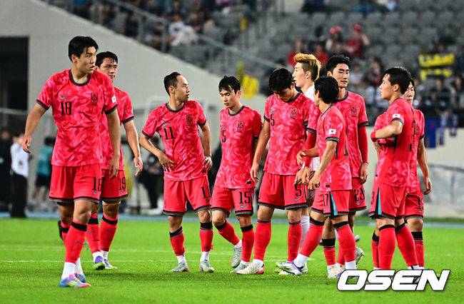 [OSEN=용인, 지형준 기자] 대굴욕이다. 한국축구가 일본에 사상 첫 3연패를 당했다.&nbsp;홍명보 감독이 이끄는 남자축구대표팀은 15일 오후 7시 24분 용인 미르스타디움에서 개최되는 2025 동아시아축구연맹(EAFF) E-1 챔피언십(동아시안컵) 3차전에서 숙적 일본에게 0-1로 패해 우승컵 탈환에 실패했다.&nbsp;대회 3승의 일본이 통산 세 번째 우승을 달성했다. 일본은 안방의 한국을 누르고 대회 2연패까지 가져갔다. 한국은 여전히 5회 우승으로 최다우승이지만 2개 대회 연속 일본에 밀렸다.&nbsp;경기를 마치도 한국 선수들이 패배를 아쉬워하고 있다. 2025.07.15 / jpnews@osen.co.kr