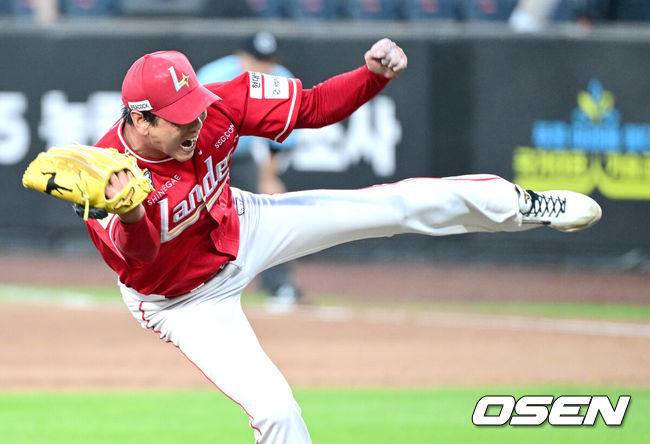 [OSEN=대전, 최규한 기자] 26일 대전 한화생명볼파크에서 ‘2025 신한 SOL Bank KBO리그’ 한화 이글스와 SSG 랜더스의 경기가 열렸다.홈팀 한화는 류현진, 방문팀 SSG는 김광현을 선발로 내세웠다.5회말 2사 1루 상황 한화 최재훈 타석 때 SSG 선발 김광현이 힘차게 공을 뿌리고 있다. 2025.07.26 / dreamer@osen.co.kr