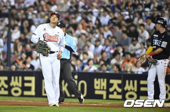 [OSEN=잠실, 조은정 기자]24일 오후 서울 잠실야구장에서 2025 신한 SOL Bank KBO리그 두산 베어스와 한화 이글스의 경기가 열렸다. 이날 두산은 최승용, 한화는 폰세를 선발로 내세웠다.8회초 1사 1,2루 한화 황영묵 내야안타에 타구를 잡은 두산 투수 이영하가 1루가 비어 공을 던지지 못하며 출루를 허용했다. 아쉬워하는 1루수 강승호. 2025.07.24 /cej@osen.co.kr