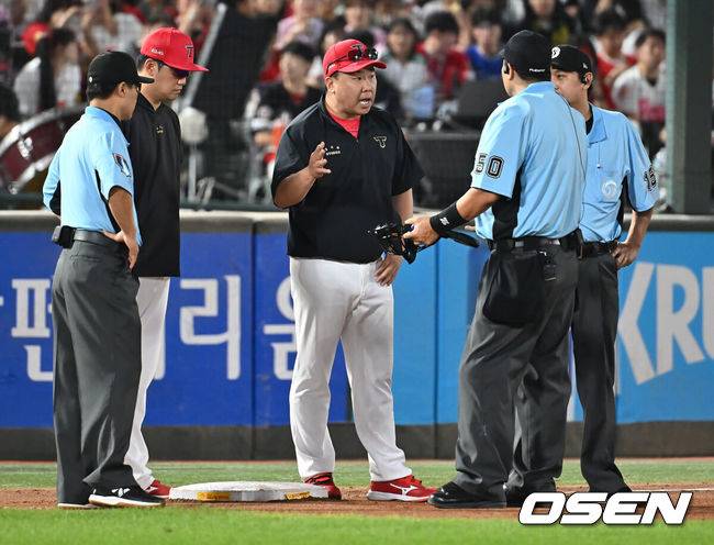 [OSEN=부산, 이석우 기자] 26일 부산 사직야구장에서 2025 신한 SOL 뱅크 KBO 리그 롯데 자이언츠와 KIA 타이거즈의 경기가 열렸다. 홈팀 롯데는 이민석이, 방문팀 KIA는 이의리가 선발 출전했다.KIA 타이거즈 이범호 감독이 6회말 무사 1루 고승민의 포수 왼쪽 번트 안타때 3루에서 KIA 타이거즈 위즈덤의 주루 방해로 비디오 판독을 한 후에도 롯데 자이언츠 황성빈의 세이프 판정에 항의하고 있다. 2025.07.26 / foto0307@osen.co.kr