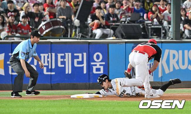 [OSEN=부산, 이석우 기자] 26일 부산 사직야구장에서 2025 신한 SOL 뱅크 KBO 리그 롯데 자이언츠와 KIA 타이거즈의 경기가 열렸다. 홈팀 롯데는 이민석이, 방문팀 KIA는 이의리가 선발 출전했다.롯데 자이언츠 황성빈이 6회말 무사 1루 고승민의 포수 왼쪽 번트 안타때 3루에서 KIA 타이거즈 위즈덤의 주루 방해로 세이프되고 있다. 2025.07.26 / foto0307@osen.co.kr