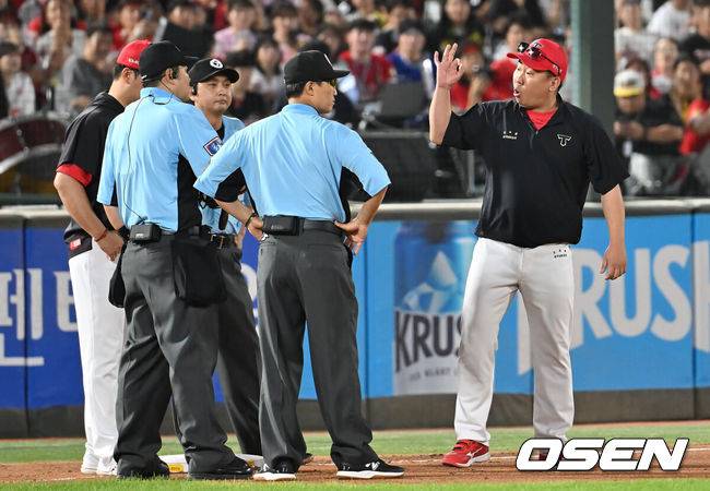 [OSEN=부산, 이석우 기자] 26일 부산 사직야구장에서 2025 신한 SOL 뱅크 KBO 리그 롯데 자이언츠와 KIA 타이거즈의 경기가 열렸다. 홈팀 롯데는 이민석이, 방문팀 KIA는 이의리가 선발 출전했다.KIA 타이거즈 이범호 감독이 6회말 무사 1루 고승민의 포수 왼쪽 번트 안타때 3루에서 KIA 타이거즈 위즈덤의 주루 방해로 비디오 판독을 한 후에도 롯데 자이언츠 황성빈의 세이프 판정에 항의하고 있다. 2025.07.26 / foto0307@osen.co.kr