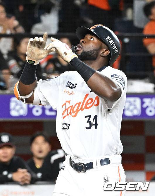 [OSEN=대전, 김성락 기자] 6회말 한화 선두타자 플로리얼이 추격의 솔로 홈런을 날린 뒤 세리머니를 하고 있다. 2025.06.04 / ksl0919@osen.co.kr