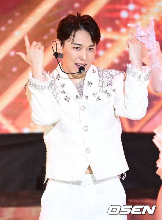 [OSEN=이대선 기자] 3일 오후 서울 SBS프리즘타워에서 SBS FiL, SBS M 더트롯쇼 생방송이 진행됐다.가수 성민이 멋진 무대를 펼치고 있다. 2023.07.03 /sunday@osen.co.kr