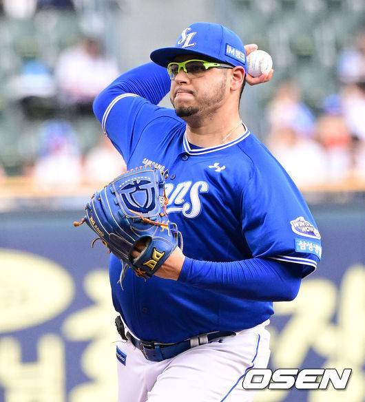 [OSEN=잠실, 지형준 기자] 1일 오후 서울 잠실구장에서 ‘2025 신한 SOL Bank KBO리그’ 두산 베어스와 삼성 라이온즈의 경기가 열렸다.두산은 최민석, 삼성은 아리엘 후라도가 선발로 나섰다.1회 삼성 후라도가 역투하고 있다. 2025.07.01 /jpnews@osen.co.kr