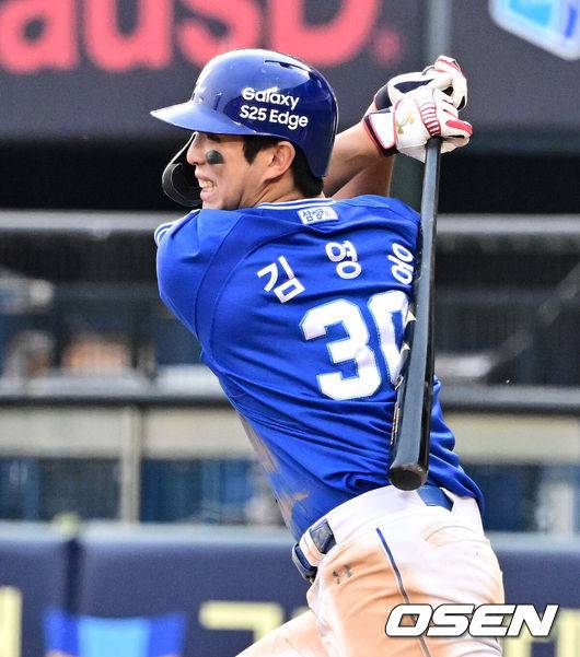 [OSEN=잠실, 지형준 기자] 31일 오후 서울 잠실구장에서 ‘2025 신한 SOL Bank KBO리그’ LG 트윈스와 삼성 라이온즈의 경기가 열렸다.이날 LG는 치리노스, 삼성은 원태인을 선발투수로 내세웠다.6회초 2사 1,3루에서 삼성 김영웅이 1타점 좌중간 적시타를 날리고 있다. 2025.05.31 /jpnews@osen.co.kr
