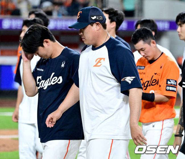 [OSEN=대전, 최규한 기자] 프로야구 한화 이글스 투수 류현진이 1회부터 5실점으로 무너졌다. KBO리그 커리어 최초로 선발 1이닝 만에 교체되며 대한민국 역사상 최고 좌완 투수들의 첫 빅매치는 싱겁게 끝났다. SSG 랜더스 김광현의 승리였다.&nbsp;류현진은 26일 대전 한화생명볼파크에서 열린 2025 신한 SOL Bank KBO리그 SSG와의 홈경기에 선발 등판, 1이닝 4피안타 2볼넷 5실점으로 무너졌다.&nbsp;류현진이 선발 등판한 날 1이닝 만에 교체된 것은 KBO리그 9시즌 통산 226경기 만에 처음이다. SSG 선발 김광현은 6이닝 6피안타 1볼넷 3탈삼진 2실점으로 SSG의 9-3&nbsp;승리를 이끌었다. 류현진과 첫 맞대결에서 완승을 거둔 김광현은 시즌 6승(7승)째를 거뒀다.&nbsp;류현진은 시즌 5패(6승)째.&nbsp;경기를 마치고 한화 류현진을 비롯한 선수들이 팬들에게 인사한 뒤 그라운드를 나서고 있다. 2025.07.26 / dreamer@osen.co.kr
