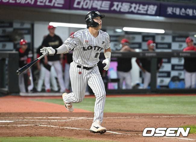 [OSEN=부산, 이석우 기자] 26일 부산 사직야구장에서 2025 신한 SOL 뱅크 KBO 리그 롯데 자이언츠와 KIA 타이거즈의 경기가 열렸다. 홈팀 롯데는 이민석이, 방문팀 KIA는 이의리가 선발 출전했다.롯데 자이언츠 고승민이 4회말 1사 우월 솔로 홈런을 치고 있다. 2025.07.26 / foto0307@osen.co.kr
