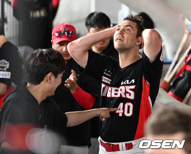 [OSEN=대전, 이대선 기자] 10일 오후 대전 한화생명볼파크에서 2025 신한 SOL Bank KBO리그 한화 이글스와 KIA 타이거즈의 경기가 열렸다.한화는 황준서, KIA는 네일을 선발로 내세웠다.5회말 2사 1,2루에서 KIA 네일이 한화 최인호에게 볼넷을 허용했다. 포수 김태군이 베이스에 발이 떨어져 있는 3루주자 유로결을 견제사 아웃 처리하자 네일이 환호하고 있다. 2025.07.10 /sunday@osen.co.kr